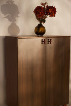 wooden-sideboard-red-knobs-flower-vase-styling-risa